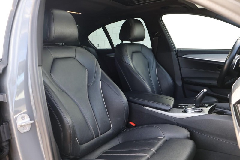 BMW 5 Series Vehicle Full-screen Gallery Image 26