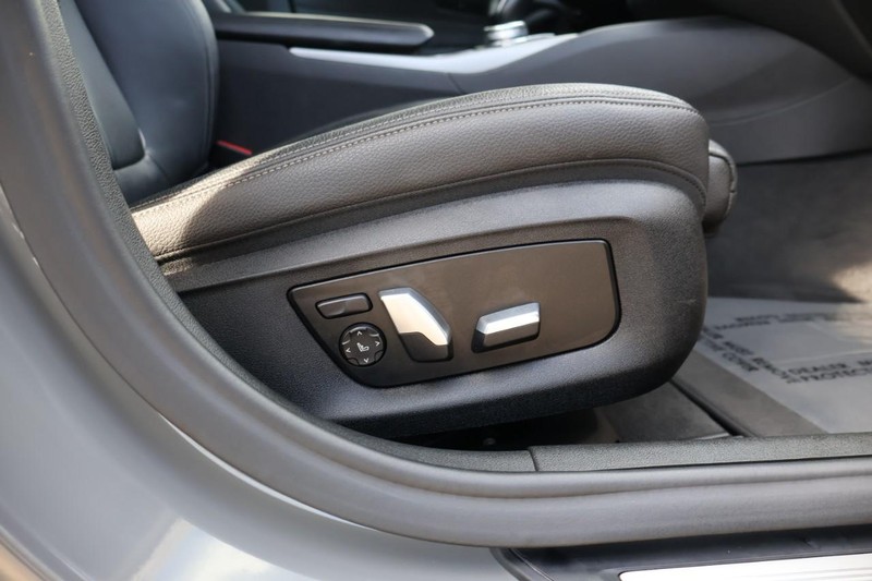 BMW 5 Series Vehicle Full-screen Gallery Image 27