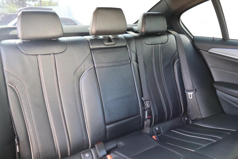 BMW 5 Series Vehicle Full-screen Gallery Image 28