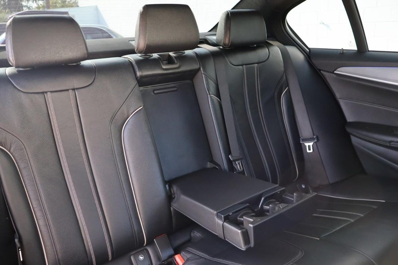 BMW 5 Series Vehicle Full-screen Gallery Image 29