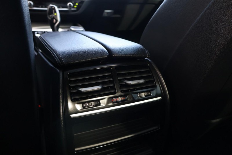 BMW 5 Series Vehicle Full-screen Gallery Image 30