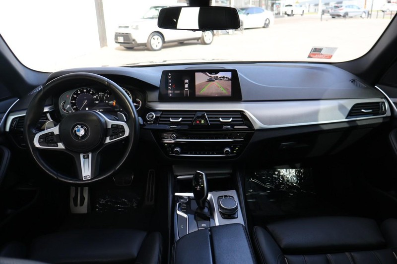 BMW 5 Series Vehicle Full-screen Gallery Image 31