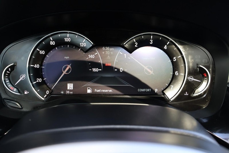 BMW 5 Series Vehicle Full-screen Gallery Image 32