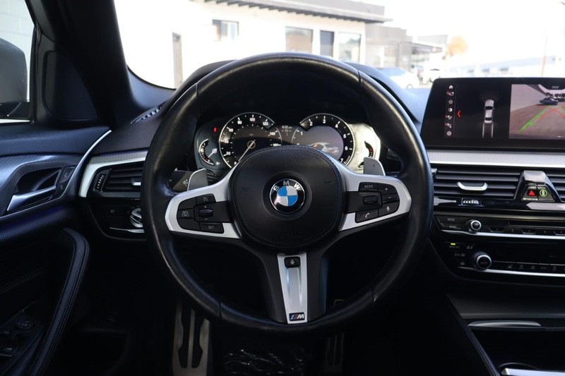 BMW 5 Series Vehicle Full-screen Gallery Image 33