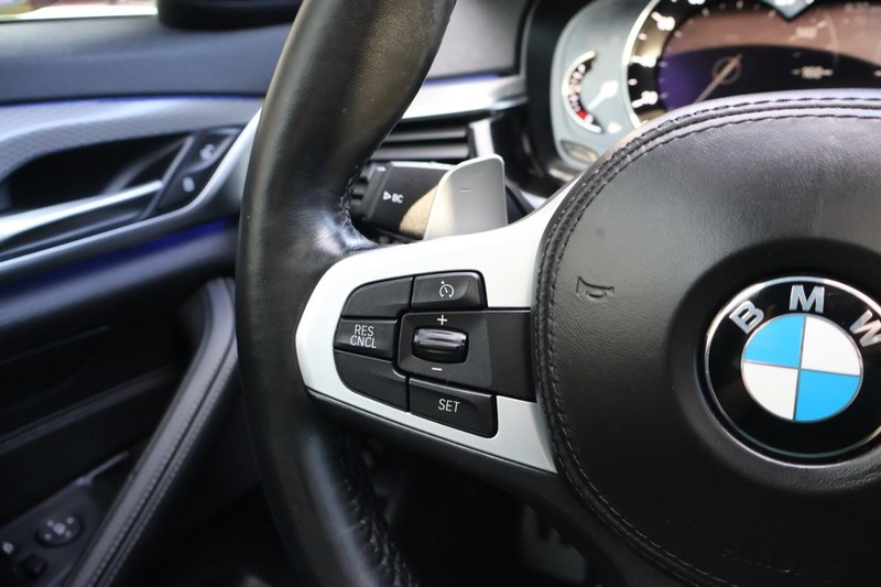 BMW 5 Series Vehicle Full-screen Gallery Image 34