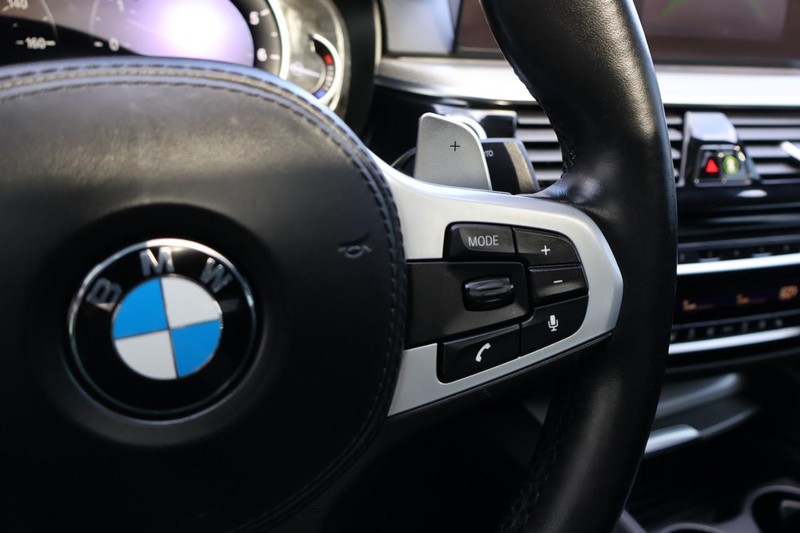 BMW 5 Series Vehicle Full-screen Gallery Image 35