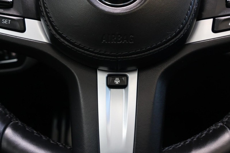 BMW 5 Series Vehicle Full-screen Gallery Image 36