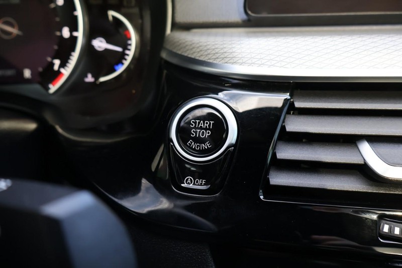 BMW 5 Series Vehicle Full-screen Gallery Image 37