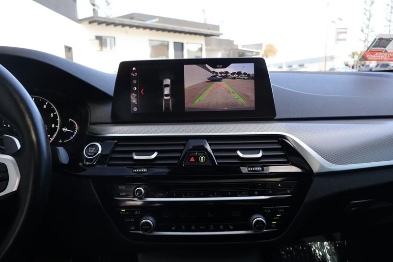 BMW 5 Series Vehicle Full-screen Gallery Image 38