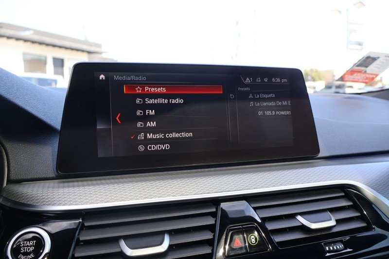 BMW 5 Series Vehicle Full-screen Gallery Image 39