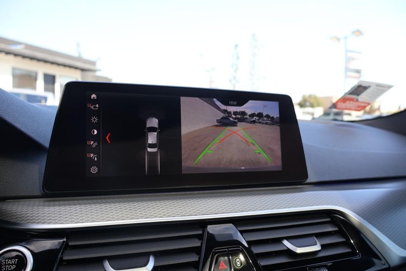 BMW 5 Series Vehicle Full-screen Gallery Image 40