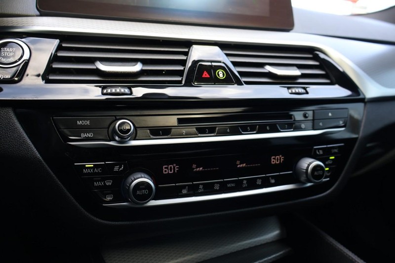 BMW 5 Series Vehicle Full-screen Gallery Image 41