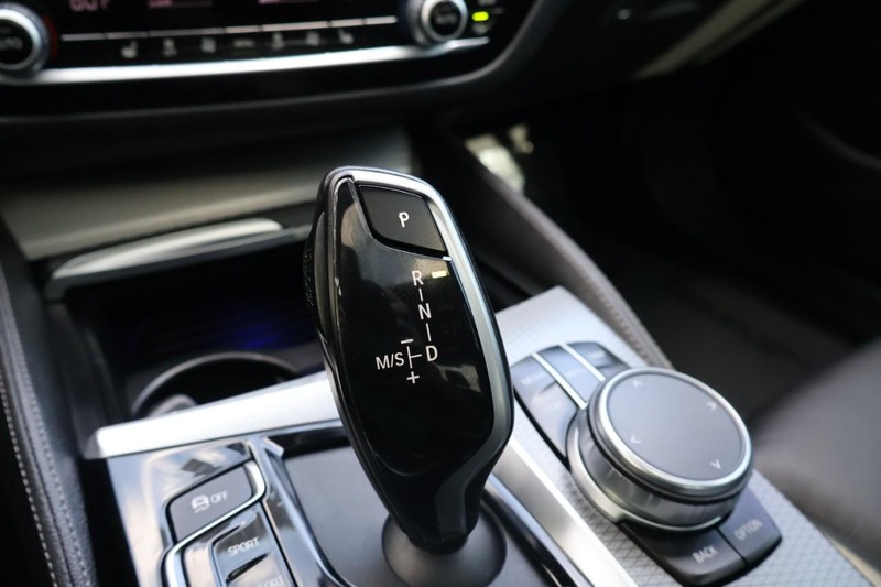 BMW 5 Series Vehicle Full-screen Gallery Image 42