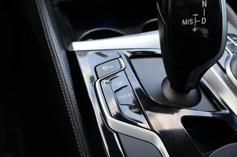 BMW 5 Series Vehicle Full-screen Gallery Image 43