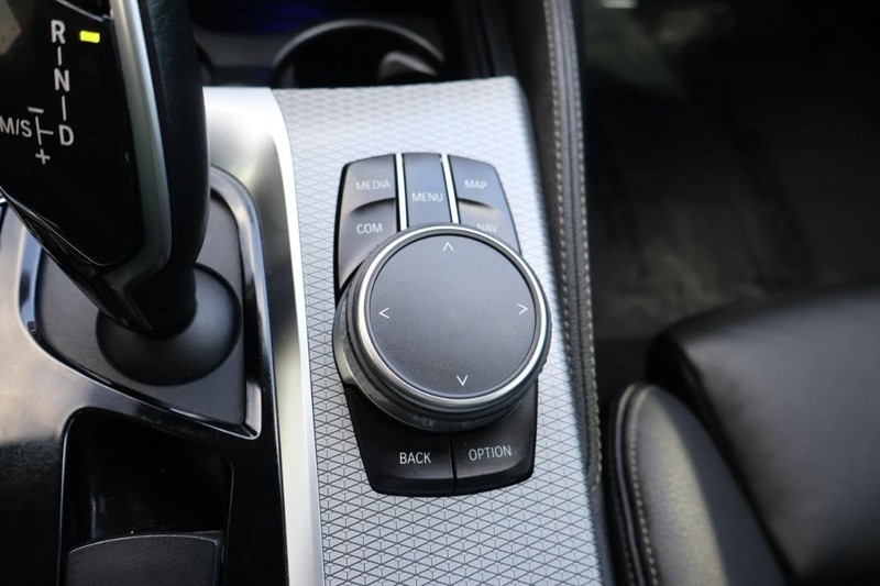 BMW 5 Series Vehicle Full-screen Gallery Image 44