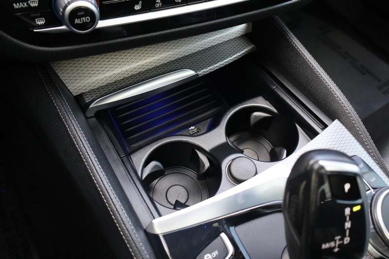 BMW 5 Series Vehicle Full-screen Gallery Image 45