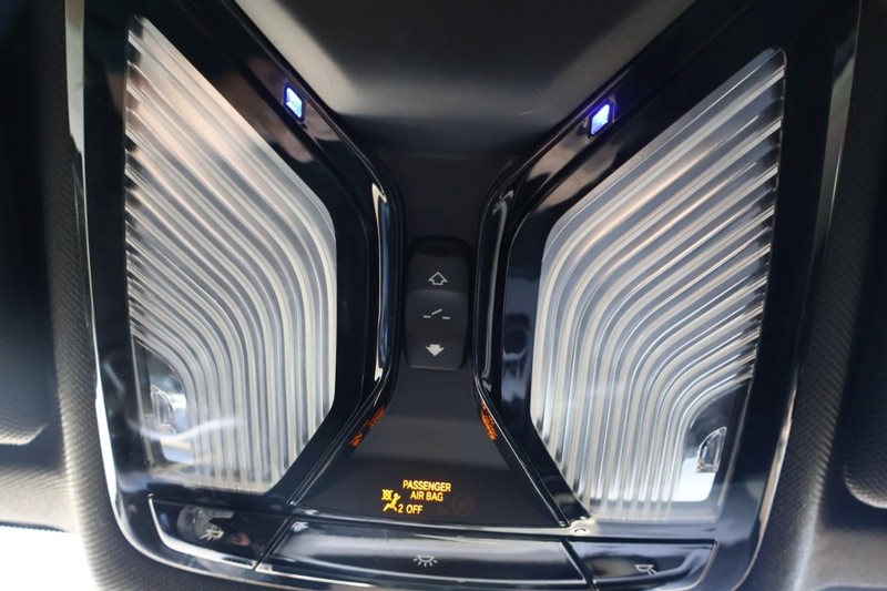 BMW 5 Series Vehicle Full-screen Gallery Image 46