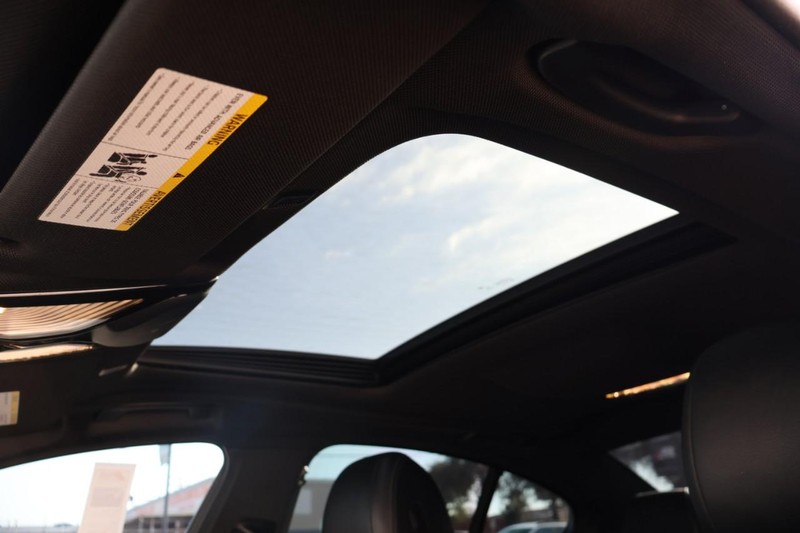 BMW 5 Series Vehicle Full-screen Gallery Image 47