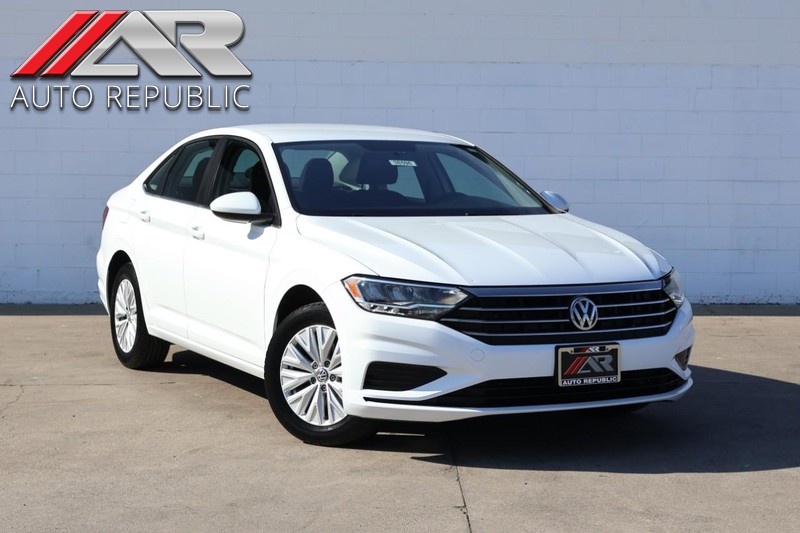 Volkswagen Jetta Vehicle Full-screen Gallery Image 01