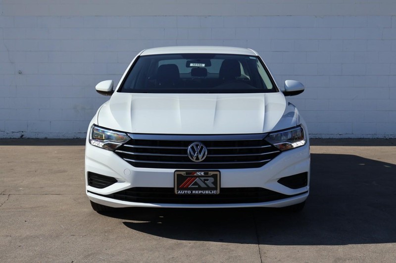 Volkswagen Jetta Vehicle Full-screen Gallery Image 02