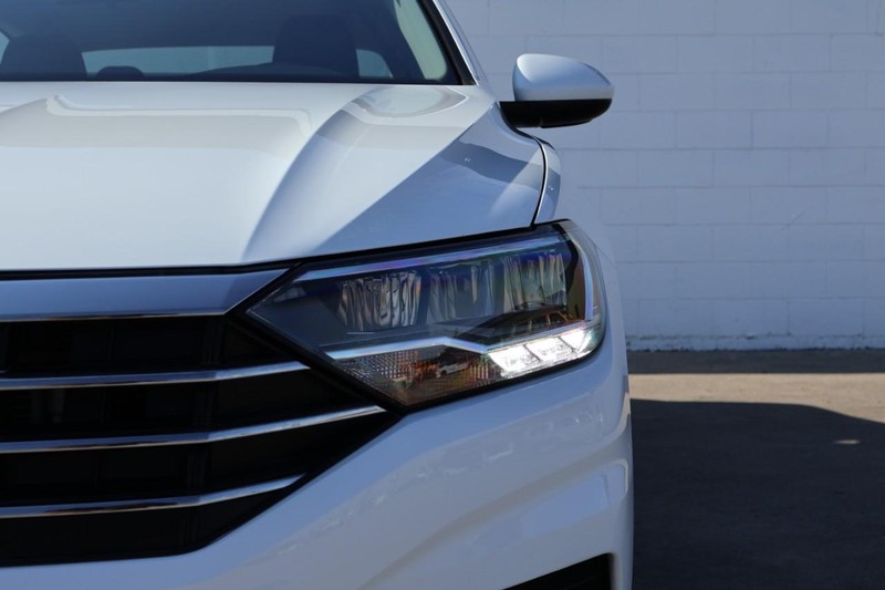 Volkswagen Jetta Vehicle Full-screen Gallery Image 03