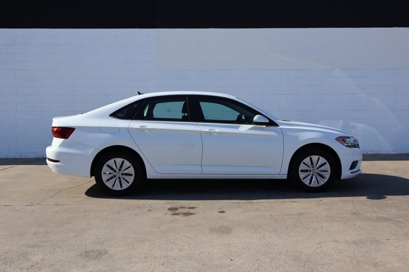 Volkswagen Jetta Vehicle Full-screen Gallery Image 04