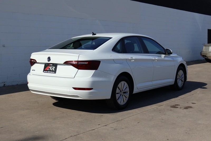 Volkswagen Jetta Vehicle Full-screen Gallery Image 05