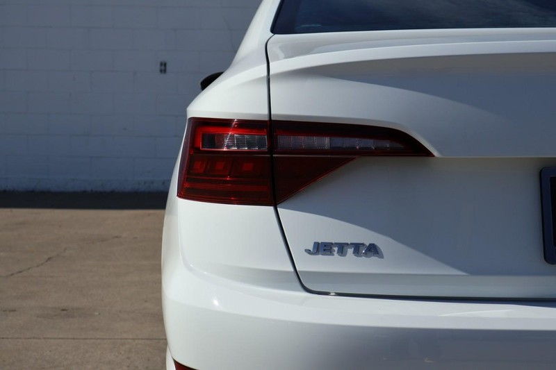 Volkswagen Jetta Vehicle Full-screen Gallery Image 07