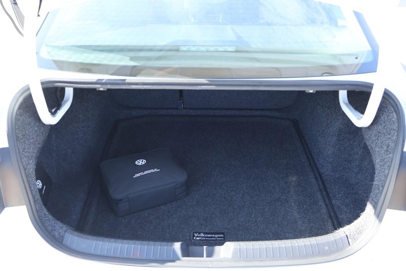 Volkswagen Jetta Vehicle Full-screen Gallery Image 09