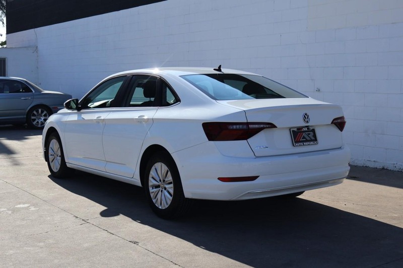 Volkswagen Jetta Vehicle Full-screen Gallery Image 11