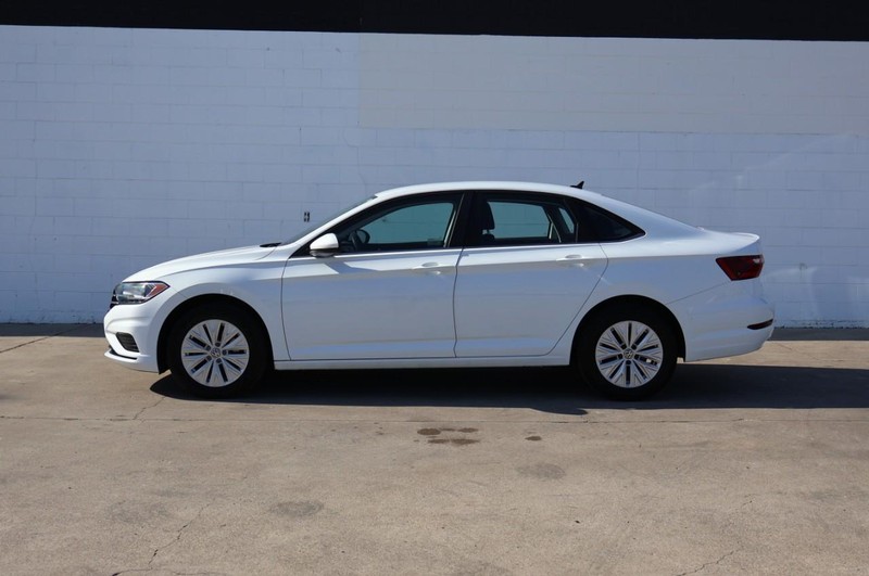 Volkswagen Jetta Vehicle Full-screen Gallery Image 12