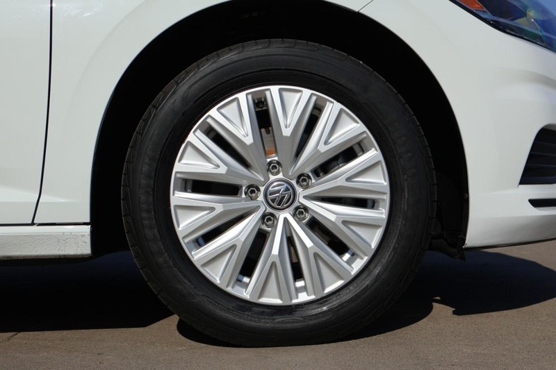 Volkswagen Jetta Vehicle Full-screen Gallery Image 14