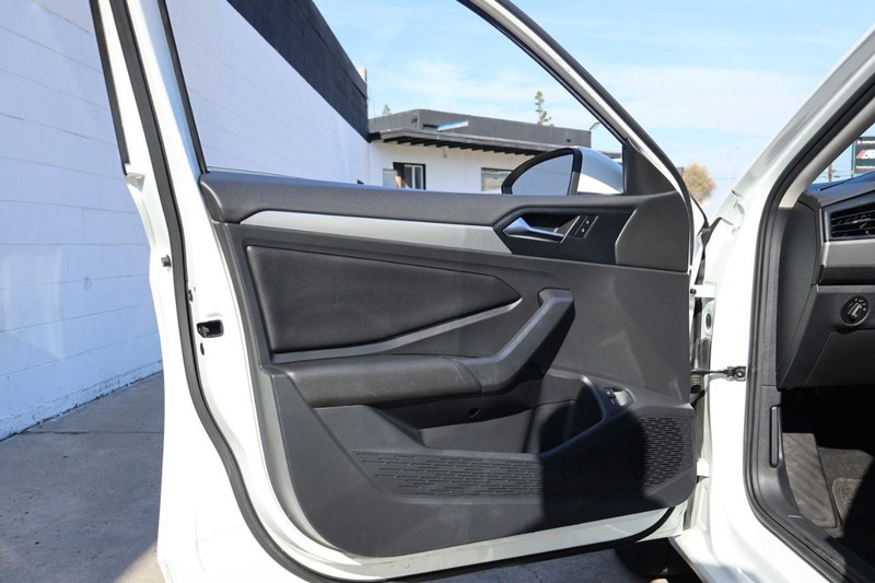 Volkswagen Jetta Vehicle Full-screen Gallery Image 16