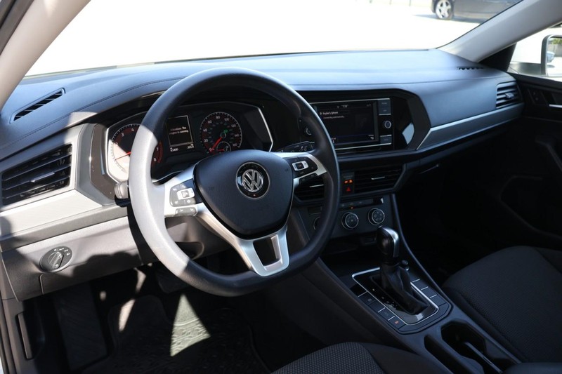 Volkswagen Jetta Vehicle Full-screen Gallery Image 18
