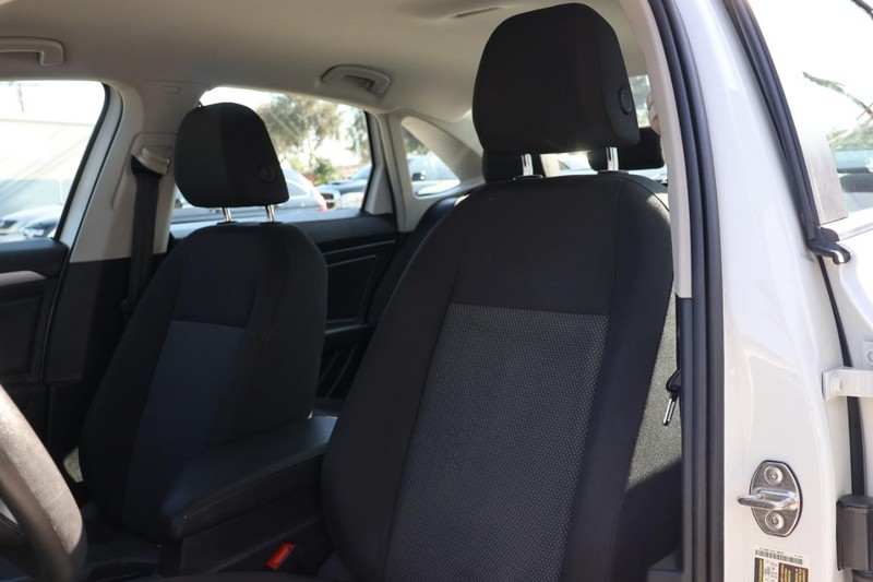 Volkswagen Jetta Vehicle Full-screen Gallery Image 20