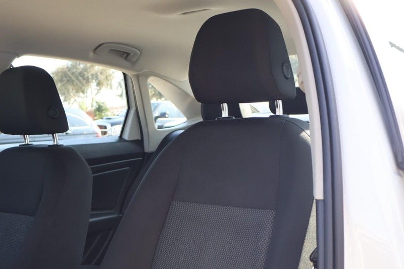 Volkswagen Jetta Vehicle Full-screen Gallery Image 21