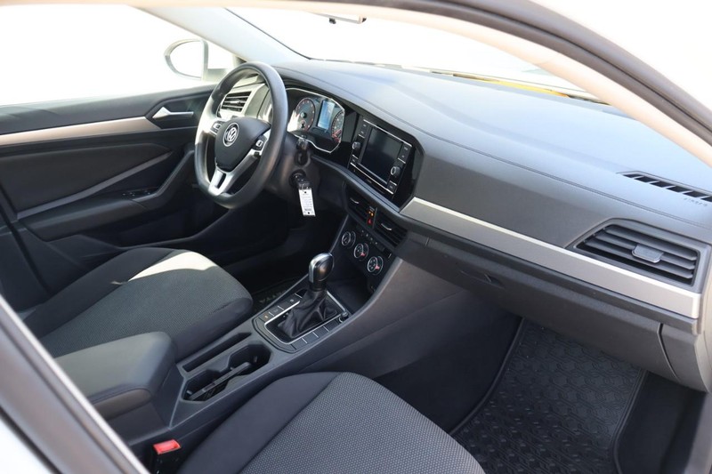 Volkswagen Jetta Vehicle Full-screen Gallery Image 22