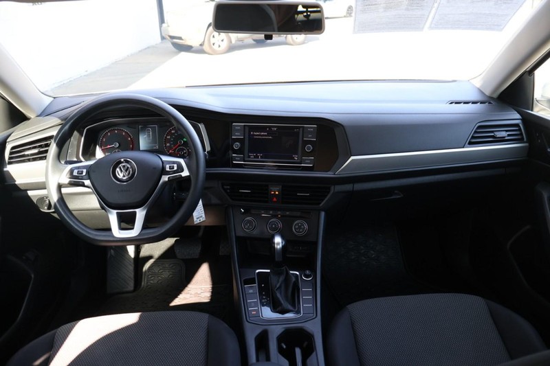 Volkswagen Jetta Vehicle Full-screen Gallery Image 25