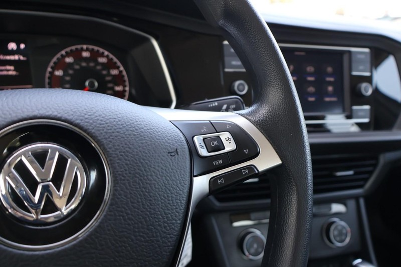 Volkswagen Jetta Vehicle Full-screen Gallery Image 29