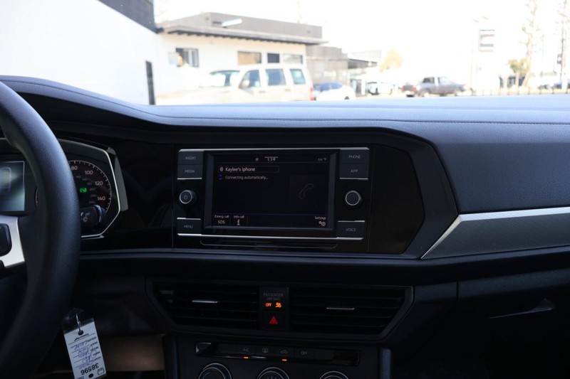 Volkswagen Jetta Vehicle Full-screen Gallery Image 30