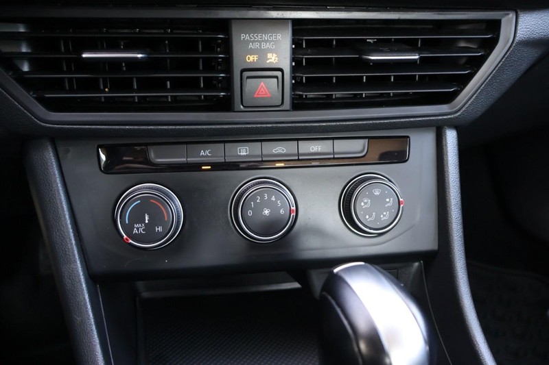 Volkswagen Jetta Vehicle Full-screen Gallery Image 33