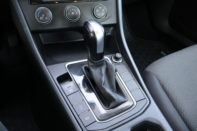 Volkswagen Jetta Vehicle Full-screen Gallery Image 34