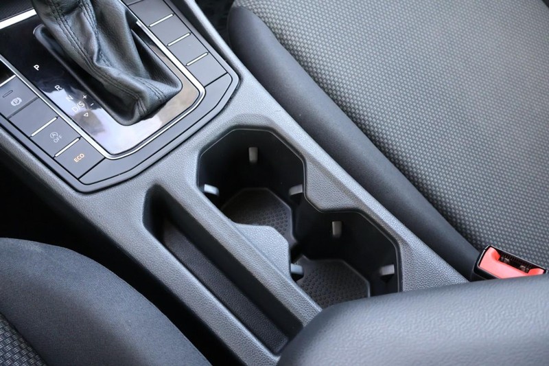 Volkswagen Jetta Vehicle Full-screen Gallery Image 35