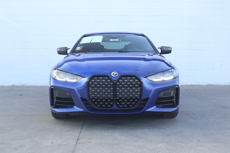 BMW 4 Series Vehicle Full-screen Gallery Image 02