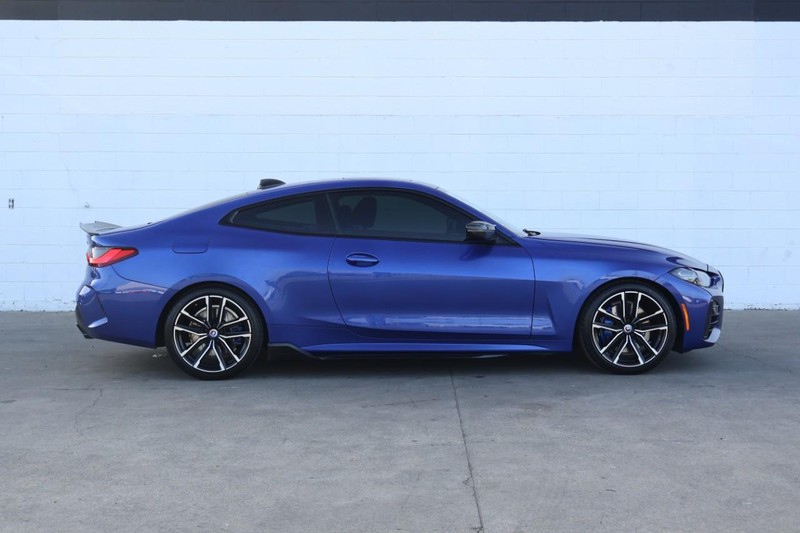 BMW 4 Series Vehicle Full-screen Gallery Image 04
