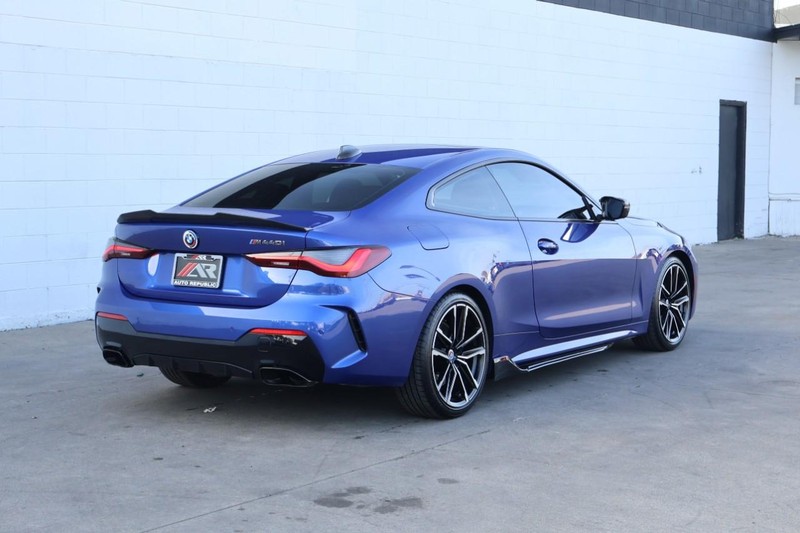 BMW 4 Series Vehicle Full-screen Gallery Image 05