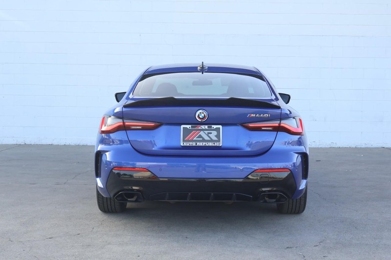 BMW 4 Series Vehicle Full-screen Gallery Image 07