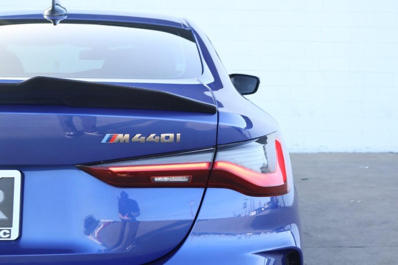 BMW 4 Series Vehicle Full-screen Gallery Image 08