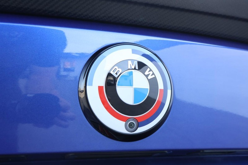 BMW 4 Series Vehicle Full-screen Gallery Image 09