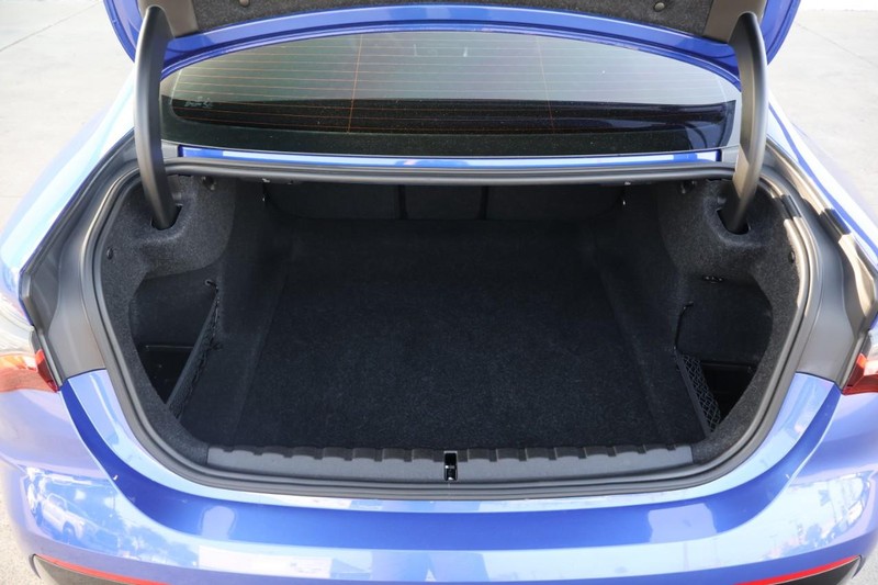 BMW 4 Series Vehicle Full-screen Gallery Image 10